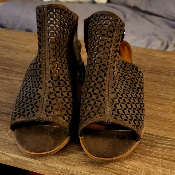 Carlos Santana Deandra Size 6 Faux Suede - Picture 1 of 4